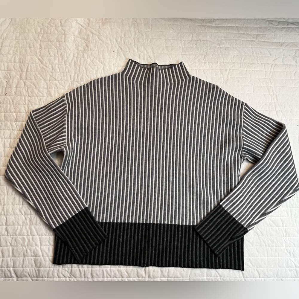 Tahari  gray Striped Long Sleeve Cropped Mock neck Sweater